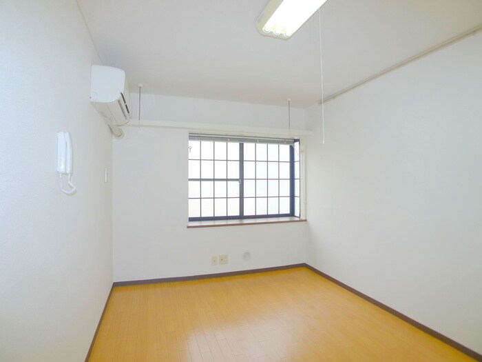 物件内観写真8　(室内からの展望)