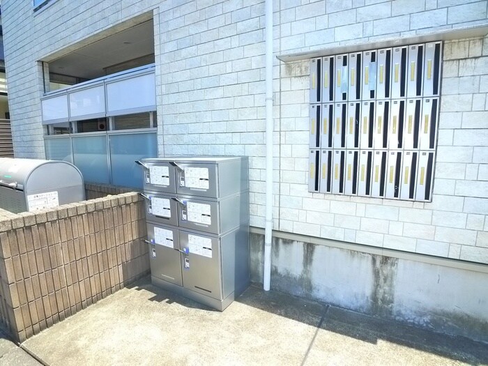 物件外観写真6　(バイク置き場)