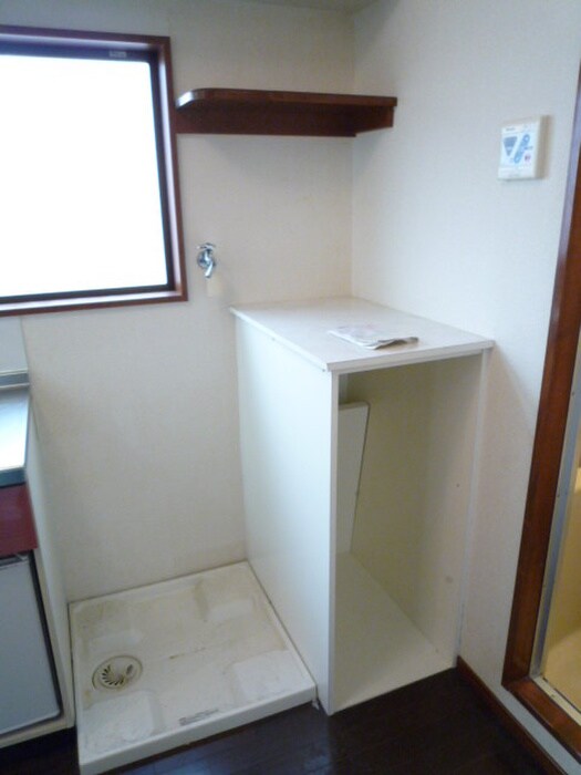 物件内観写真10　(洗濯機置場)