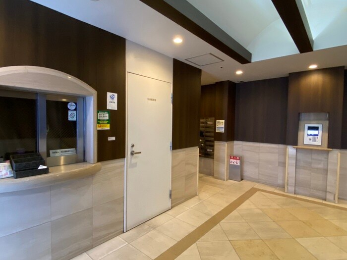 物件外観写真4　(エントランス部分)