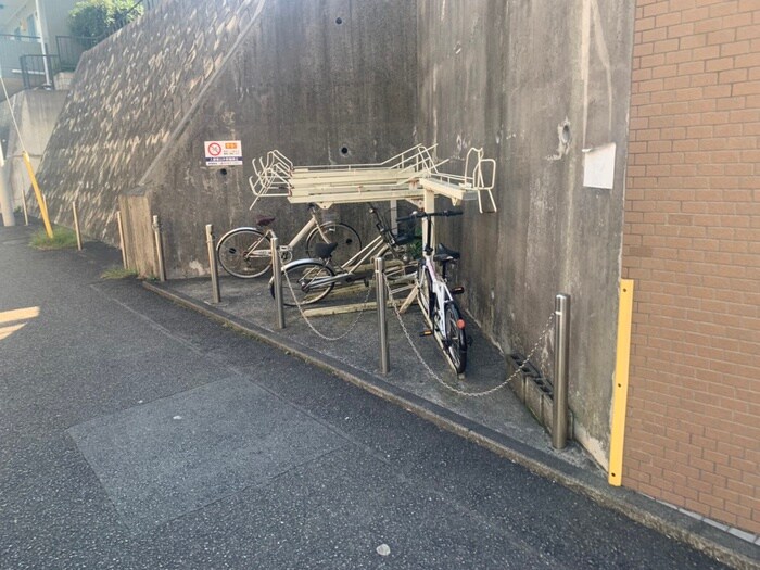 物件外観写真5　(バイク置き場)
