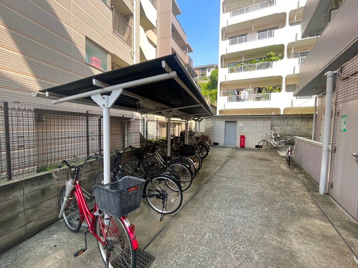 物件外観写真4　(駐輪場)