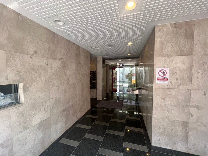 物件外観写真5　(エントランス部分)