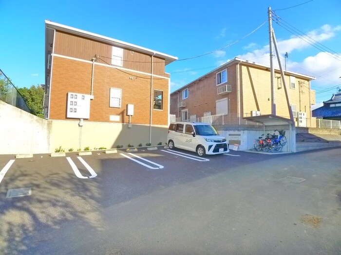 物件外観写真2　(駐車場)