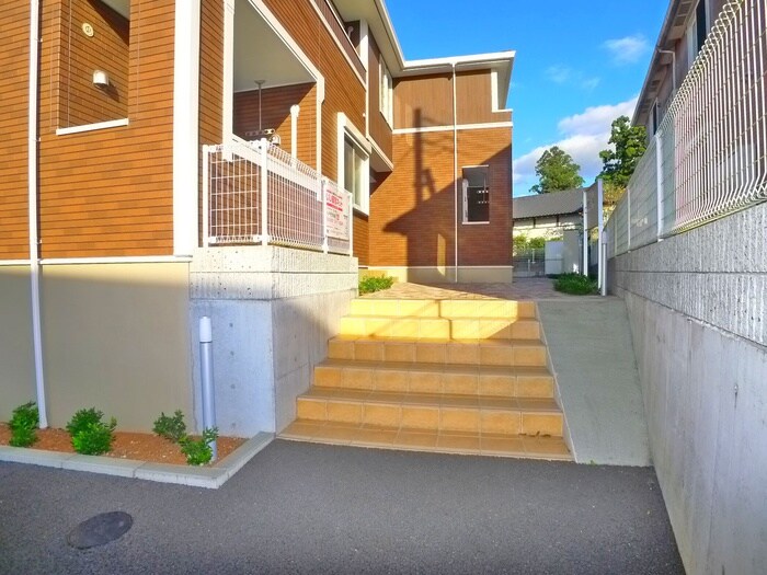 物件外観写真5　(エントランス部分)