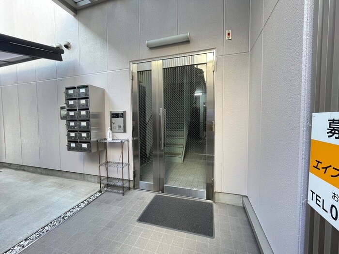 物件外観写真2　(エントランス部分)