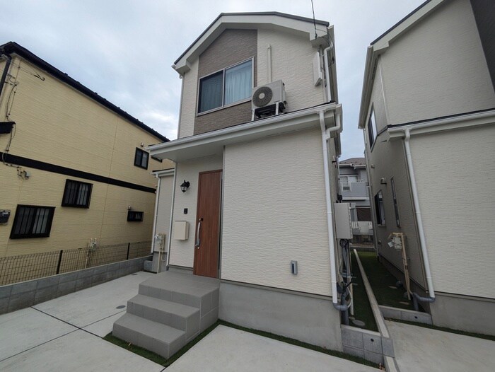 物件外観写真2　(エントランス部分)