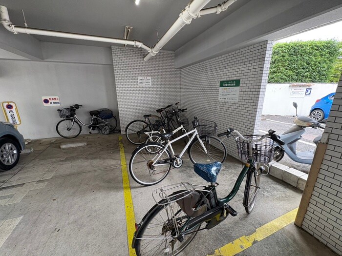 物件外観写真3　(駐輪場)