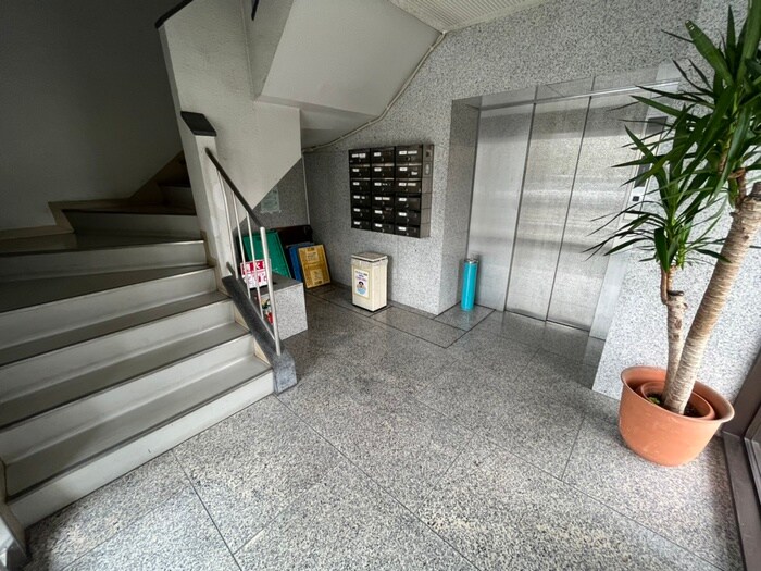 物件外観写真4　(エントランス部分)