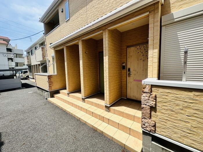 物件外観写真2　(エントランス部分)