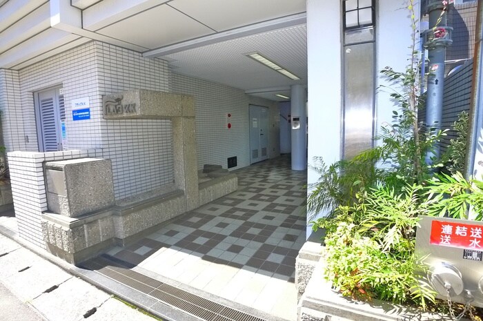 物件外観写真2　(エントランス部分)