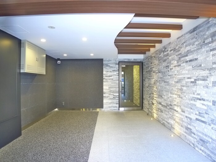 物件外観写真3　(エントランス部分)