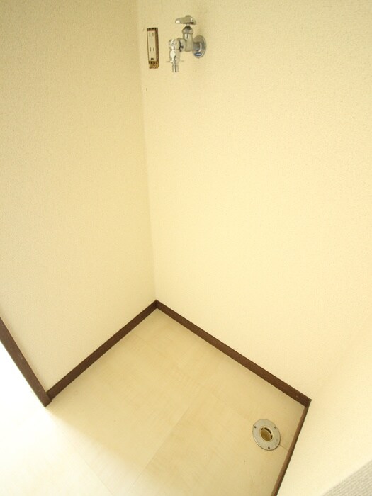 物件内観写真11　(洗濯機置場)