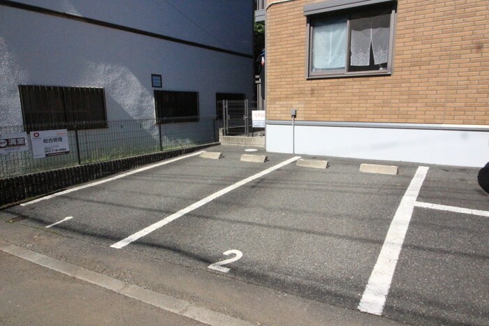 物件外観写真3　(駐車場)