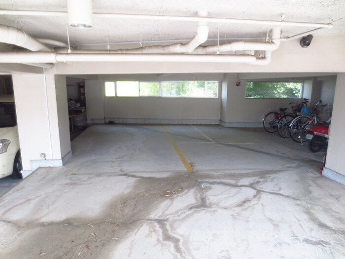 物件外観写真2　(駐車場)