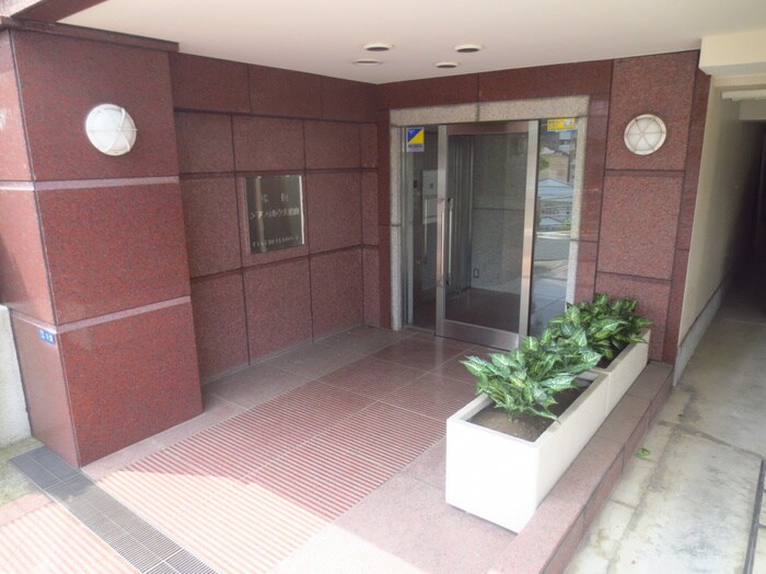 物件外観写真3　(エントランス部分)