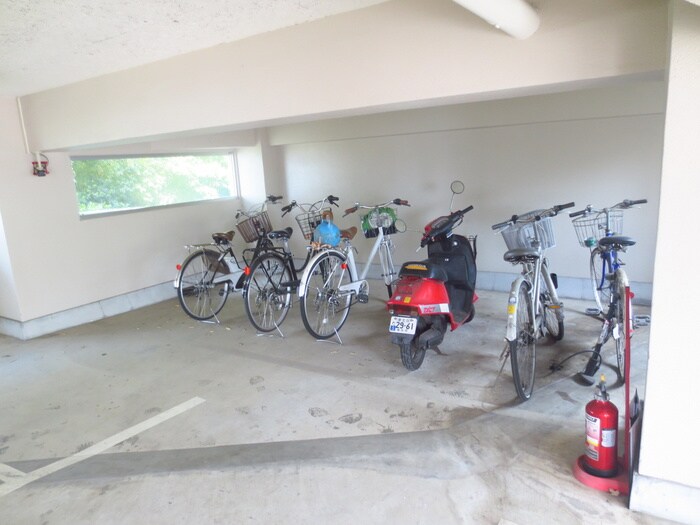 物件外観写真4　(駐輪場)