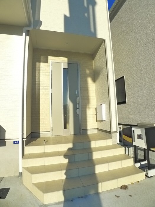 物件外観写真2　(エントランス部分)