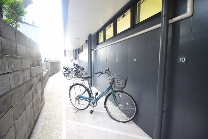 物件外観写真4　(駐輪場)