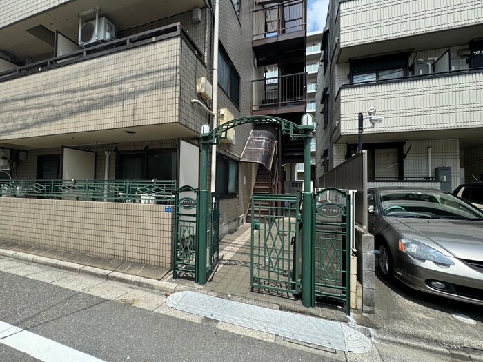 物件外観写真3　(エントランス部分)