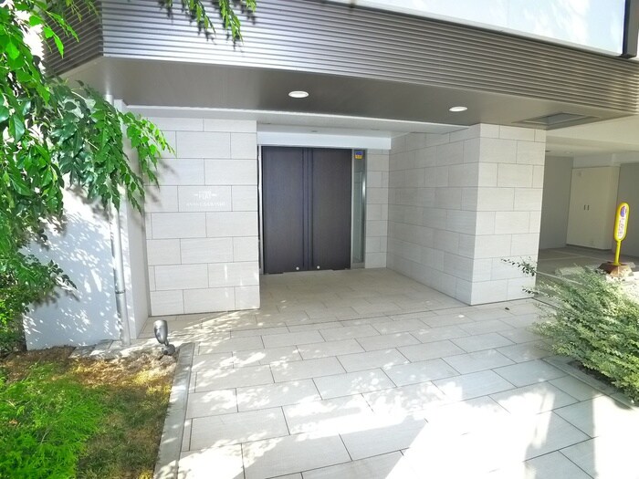 物件外観写真2　(エントランス部分)