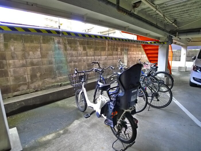 物件外観写真3　(駐輪場)