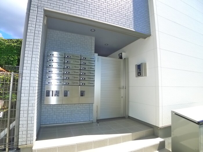 物件外観写真4　(エントランス部分)