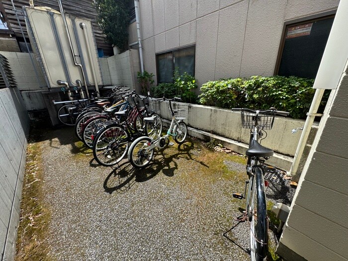 物件外観写真4　(駐輪場)
