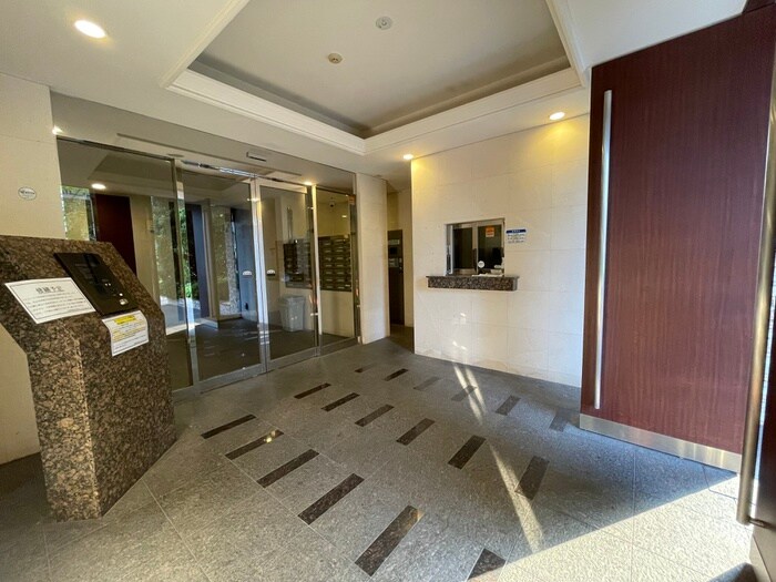 物件外観写真5　(エントランス部分)