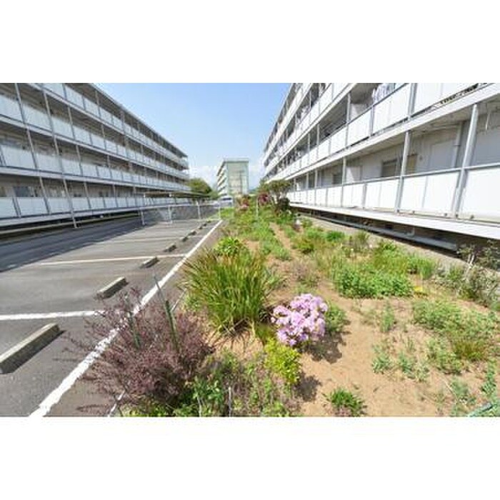 物件外観写真2　(駐車場)