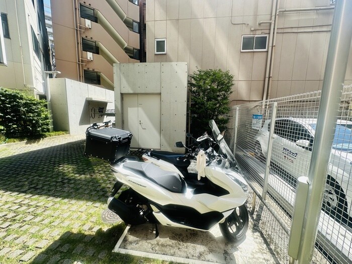 物件外観写真4　(バイク置き場)
