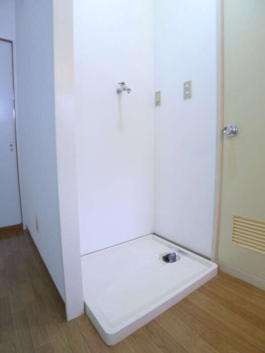 物件内観写真16　(洗濯機置場)