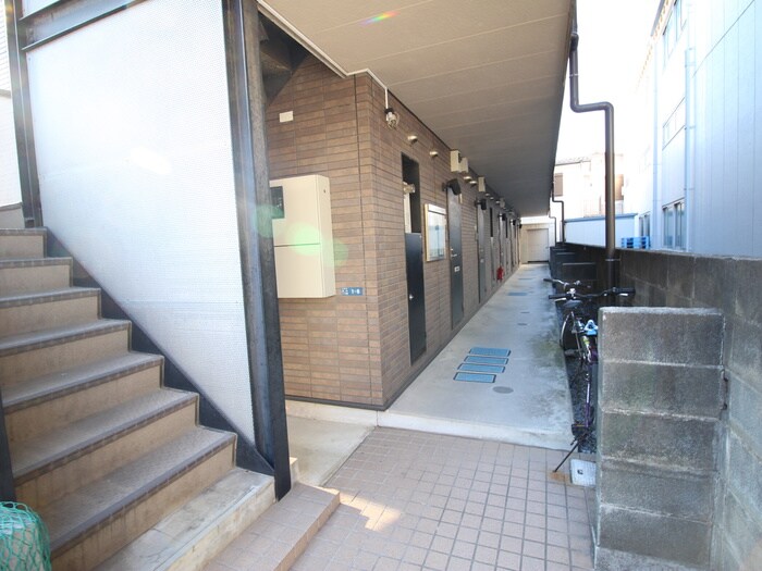 物件外観写真2　(エントランス部分)