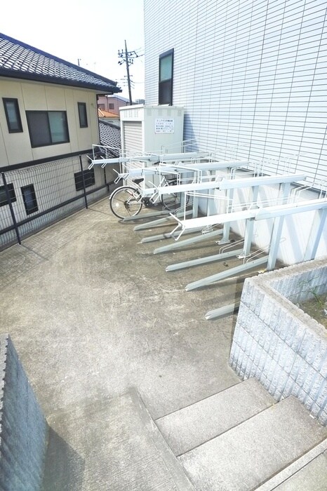 物件外観写真3　(駐輪場)