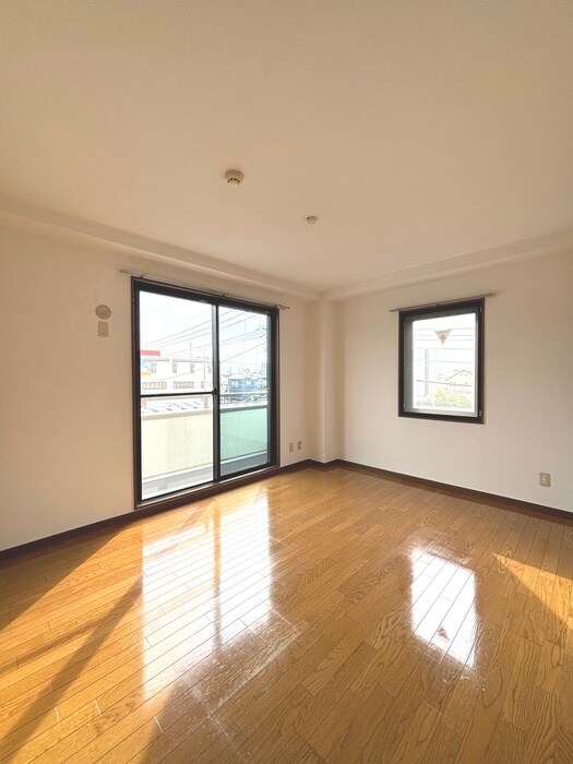 物件内観写真8　(室内からの展望)