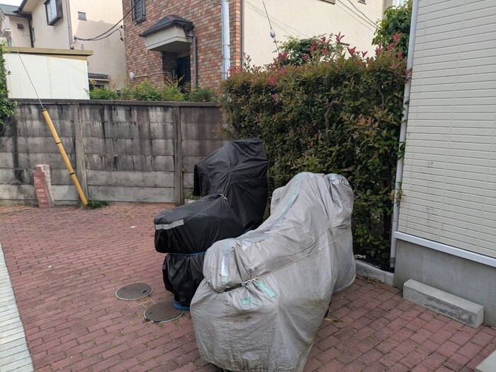 物件外観写真4　(バイク置き場)