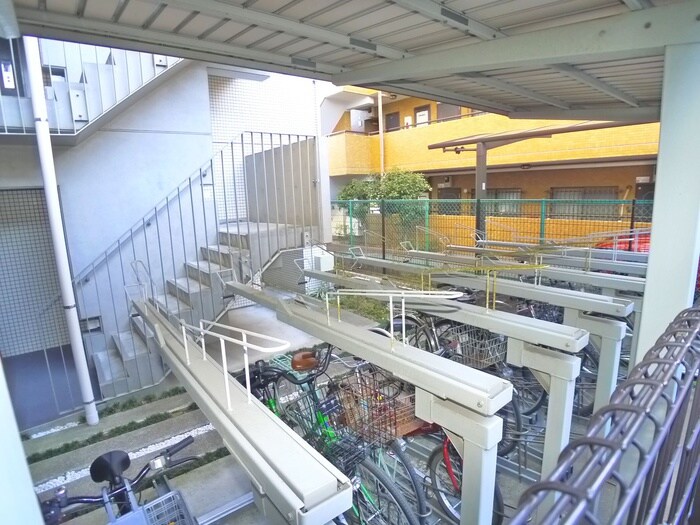 物件外観写真4　(駐輪場)