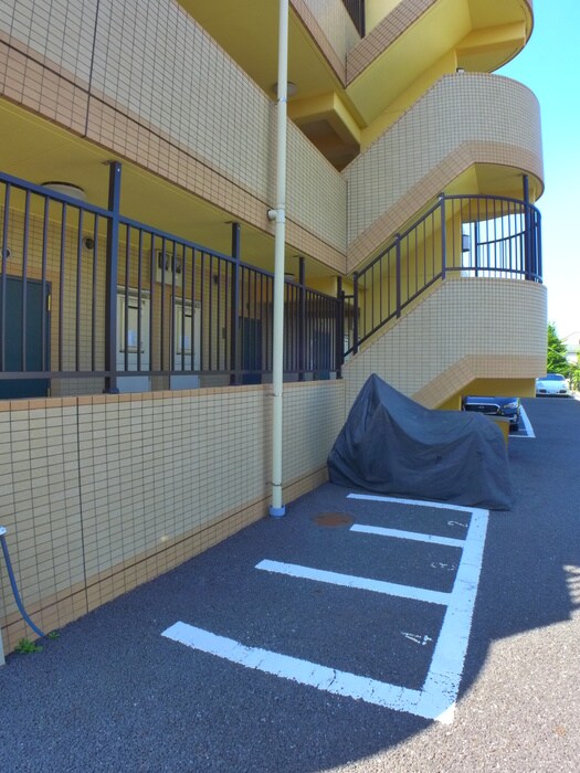 物件外観写真4　(バイク置き場)