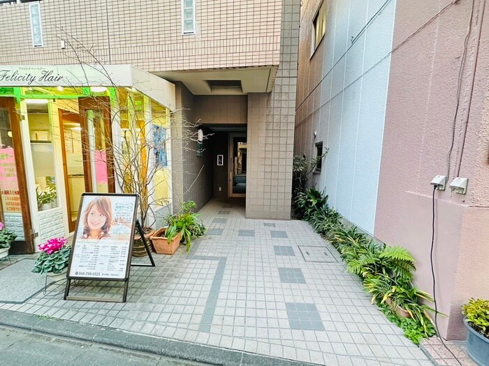 物件外観写真3　(エントランス部分)