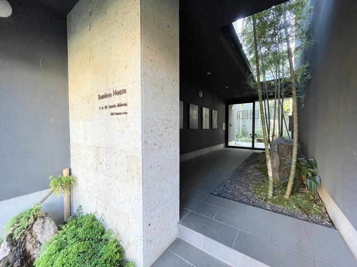 物件外観写真2　(エントランス部分)