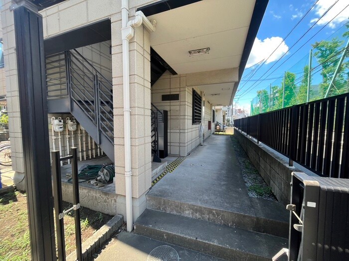 物件外観写真3　(エントランス部分)