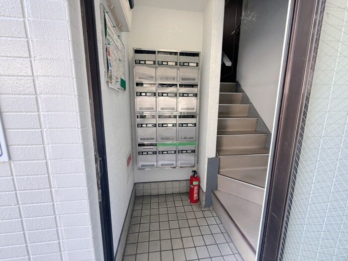 物件外観写真3　(エントランス部分)