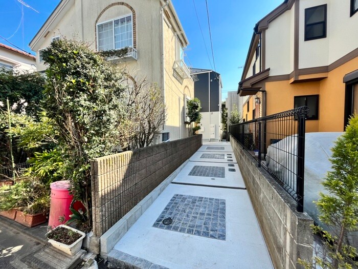 物件外観写真3　(エントランス部分)