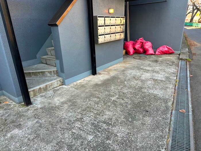 物件外観写真2　(エントランス部分)