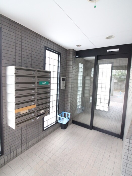 物件外観写真2　(エントランス部分)