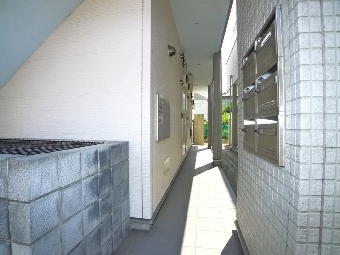 物件外観写真3　(エントランス部分)