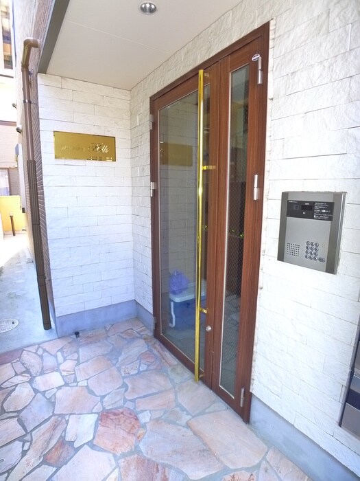 物件外観写真2　(エントランス部分)