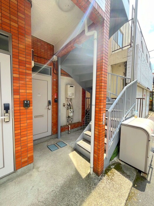 物件外観写真3　(エントランス部分)