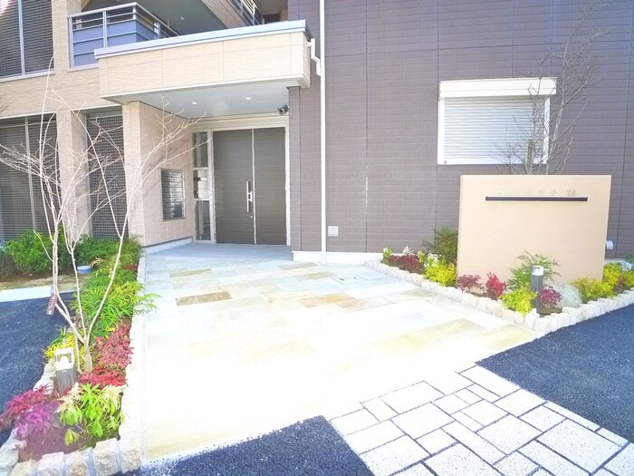 物件外観写真4　(エントランス部分)