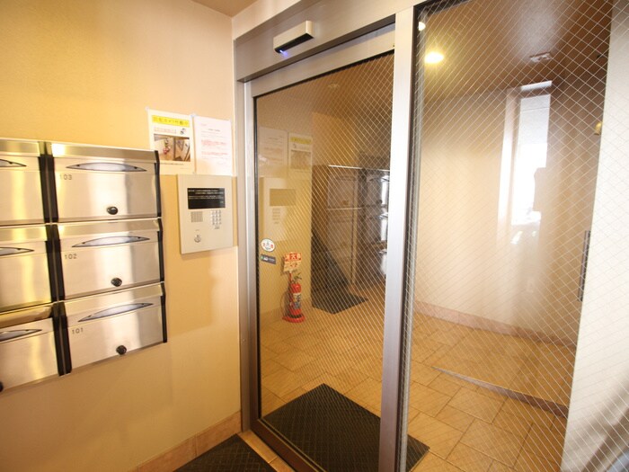 物件外観写真3　(エントランス部分)